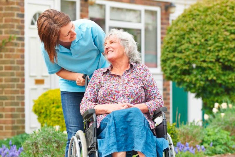 Person chatting with a wheelchair user